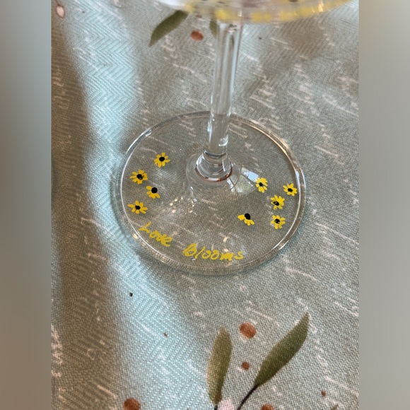 Hand painted Wine Glasses NWT “Love Blooms “ set of two with yellow daisys - Picture 8 of 14